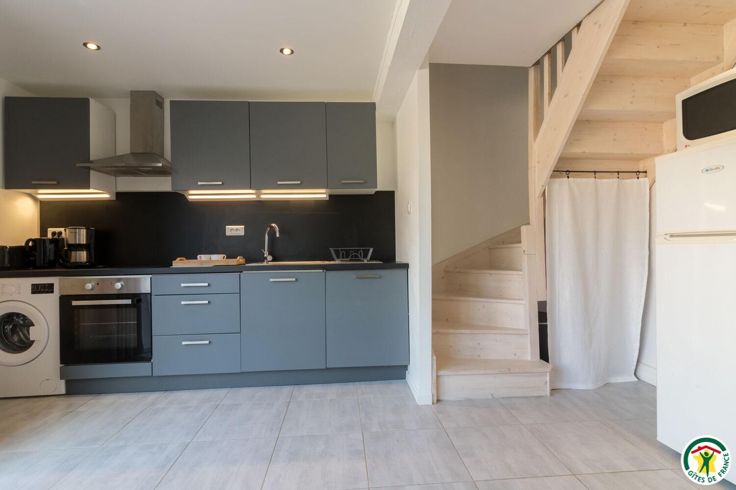 冰箱、微波炉、洗碗机、高脚椅