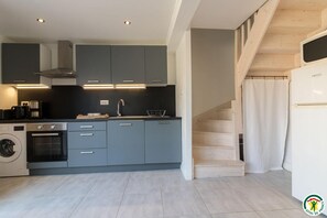 Kylskåp, mikrovågsugn, diskmaskin och barnstol