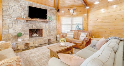 4-bedroom cabin home in lovely Granbury with large backyard