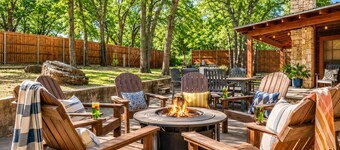 4-bedroom cabin home in lovely Granbury with large backyard