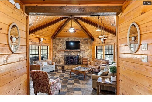 4-bedroom cabin home in lovely Granbury with large backyard