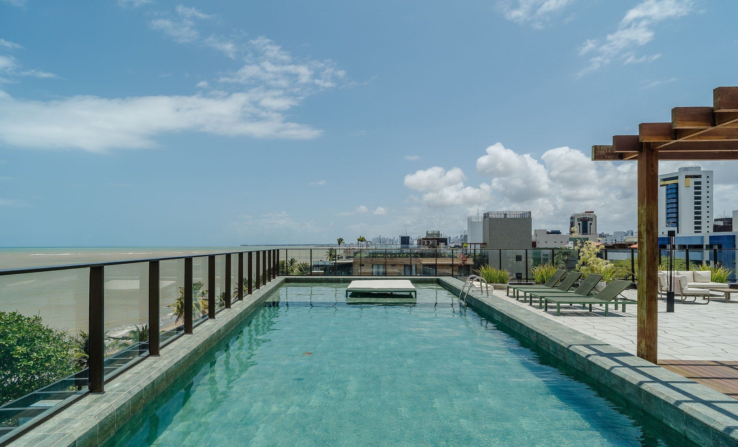Apartamento básico | Piscina | Una piscina al aire libre