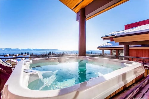 Raven's Reach in Happy Valley - Private Hot Tub & Shared Pool