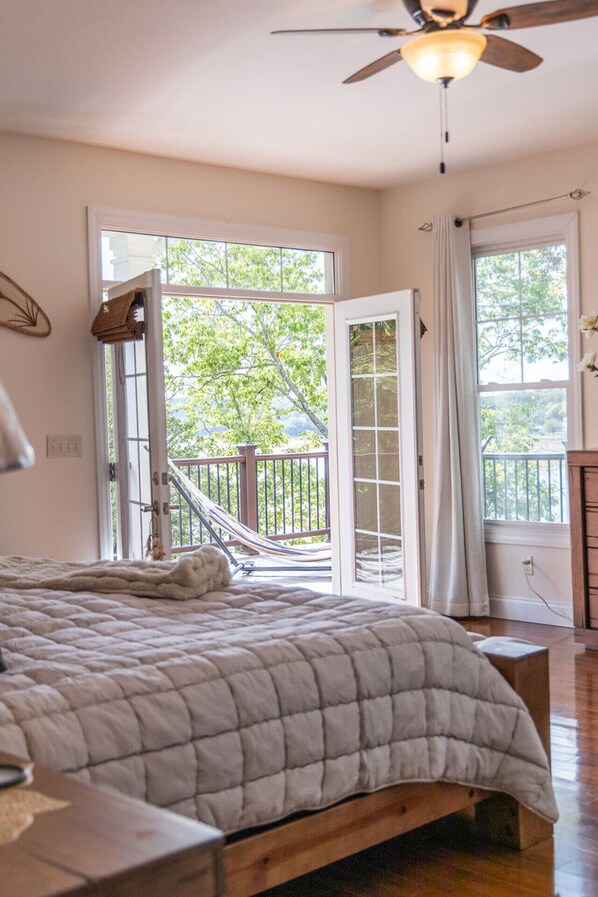 6 bedrooms, desk, iron/ironing board, travel cot - The Retreat at Paradise Hills | 6BR Lake Front | Dock |Game Room (Dandridge)