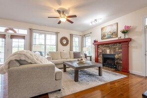 Smart TV, fireplace, video games, DVD player - The Retreat at Paradise Hills 6BR Lake Front Dock Game Room (Dandridge)
