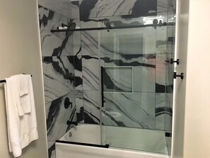 Whirlpool, Haartrockner, Bidet, Handtücher