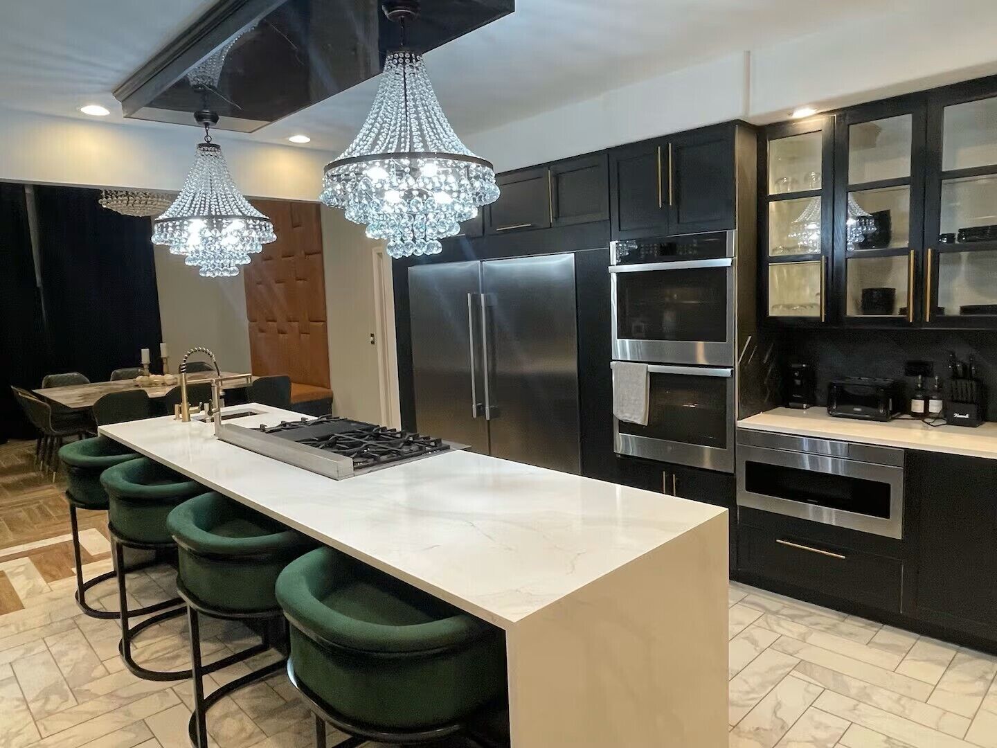 Geladeira, micro-ondas, fogão, cooktop