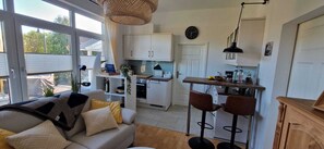 TV, fireplace, books, stereo - Charming vacation apartment in Sehestedt, 2 minutes from the Kiel Canal (Sehestedt)