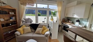 Fernseher, Bücher, Stereoanlage