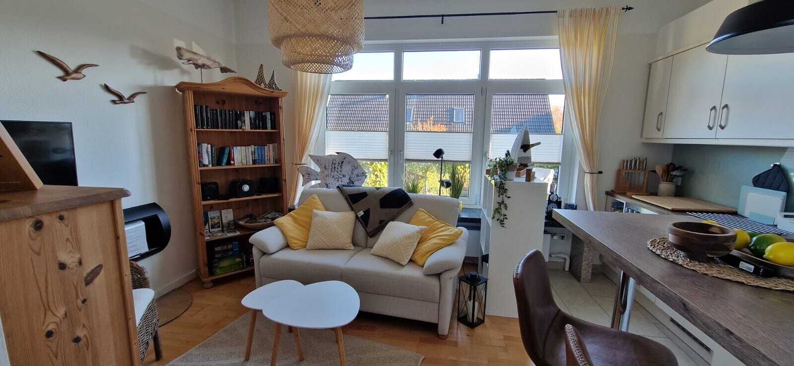 Fernseher, Kamin, Bücher, Stereoanlage