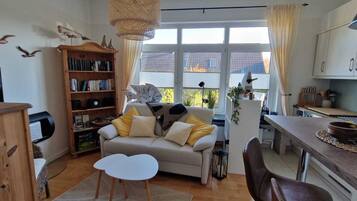 Fernseher, Kamin, Bücher, Stereoanlage