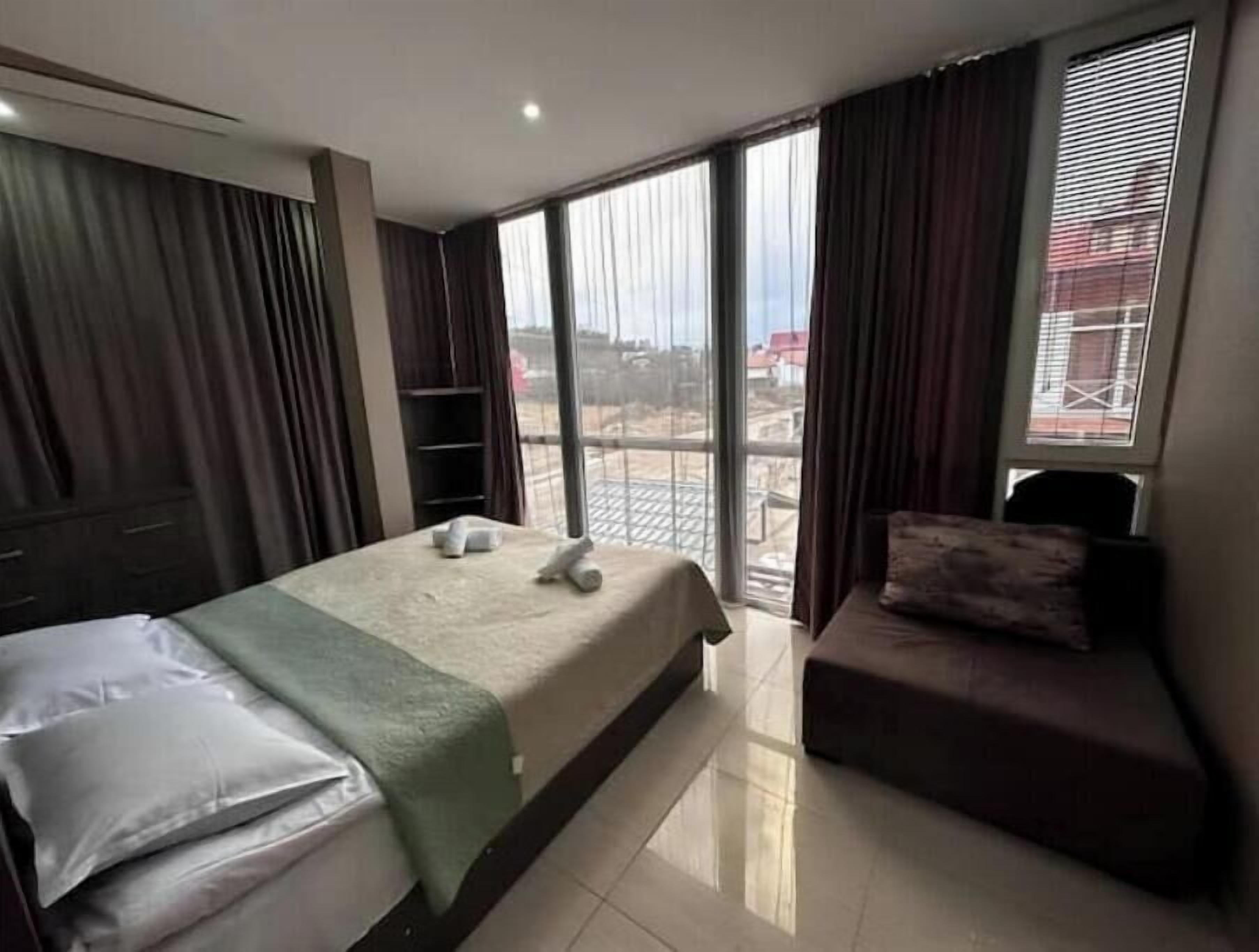 2 bedrooms, internet, bed sheets