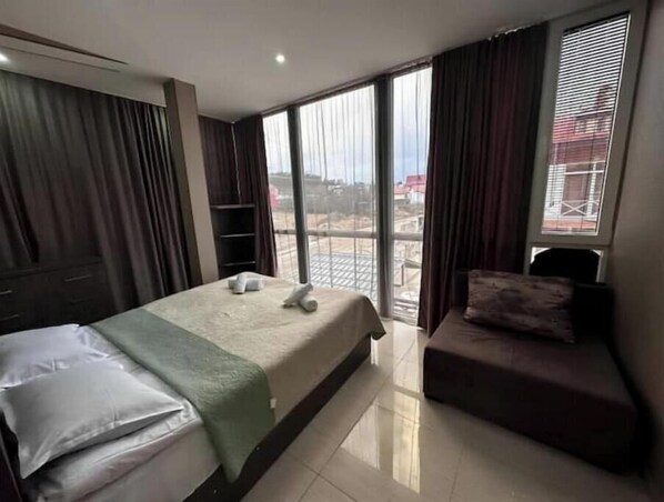 2 bedrooms, internet, bed sheets