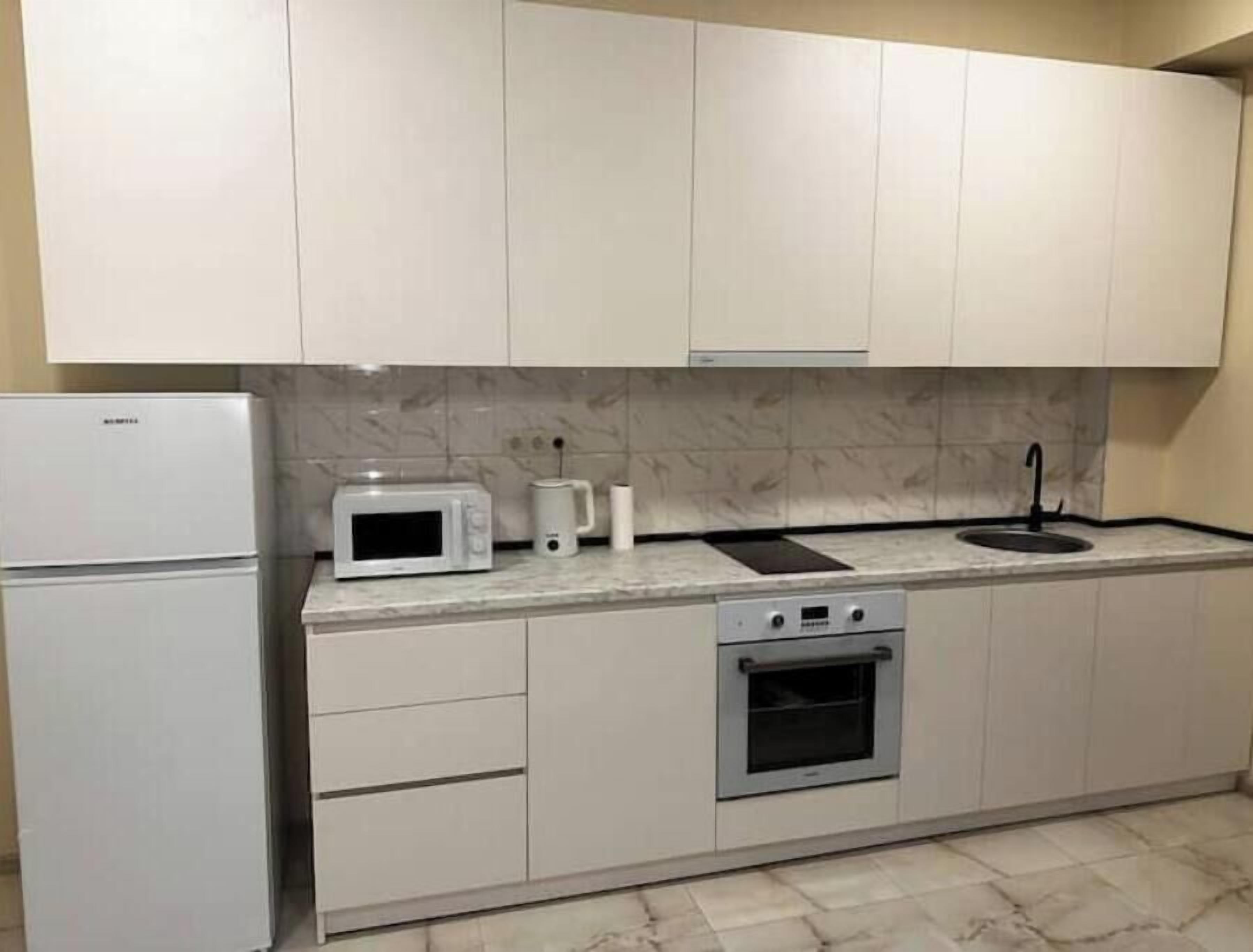 Kylskåp och vattenkokare