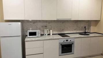 Kylskåp och vattenkokare