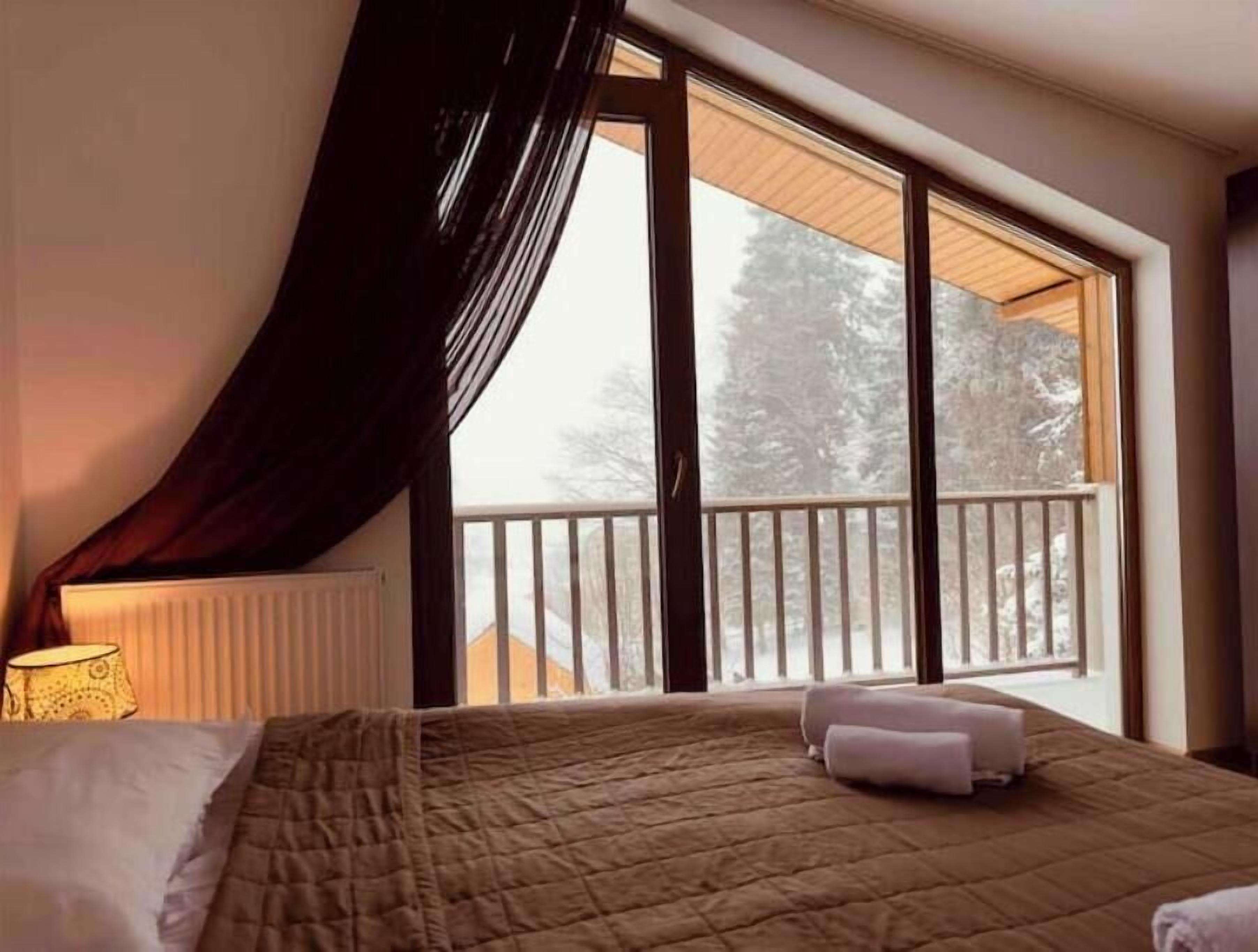 3 bedrooms, internet, bed sheets