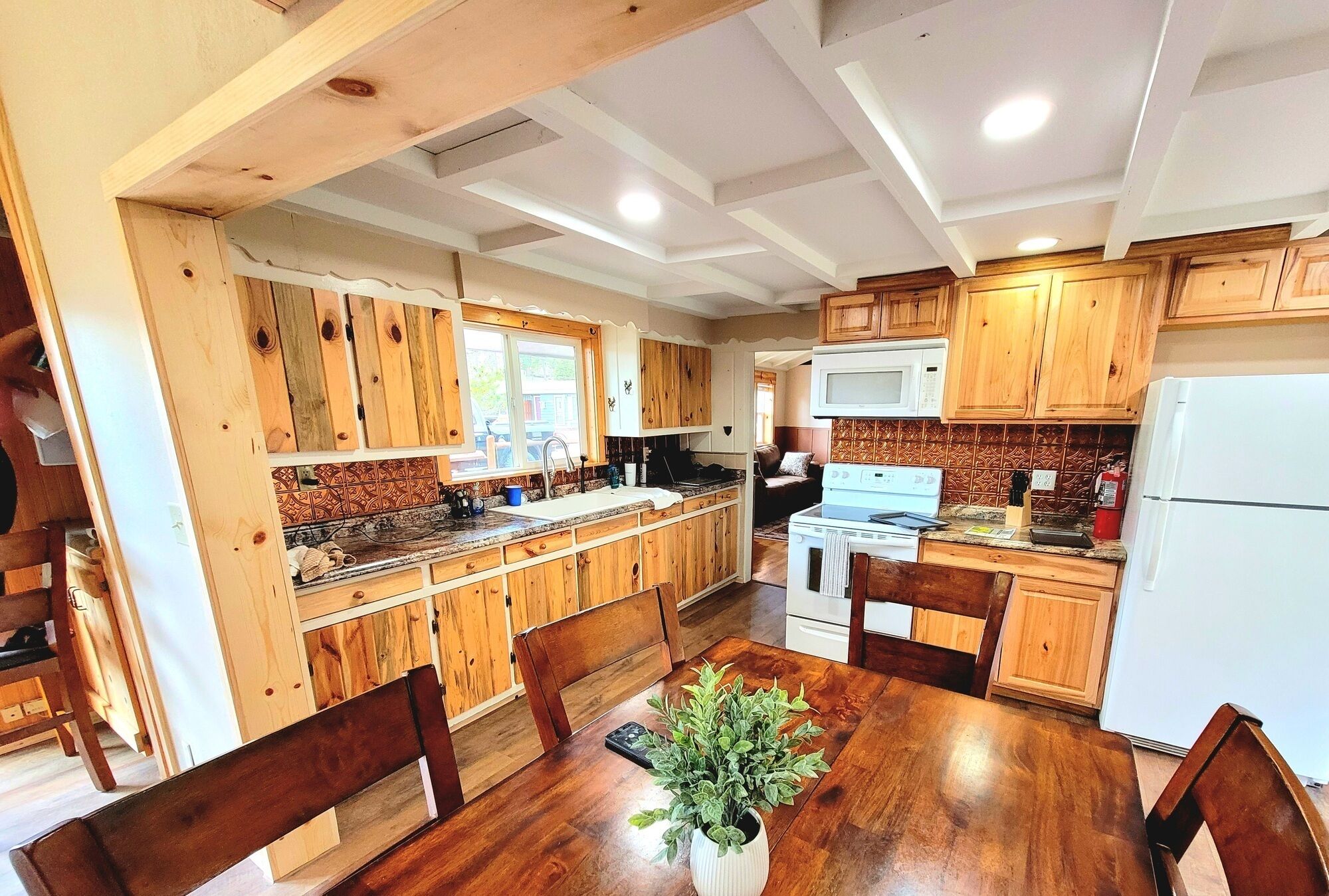 Refrigerador, microondas, parrilla de estufa y cafetera y tetera 