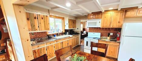 Refrigerador, microondas, parrilla de estufa y cafetera y tetera