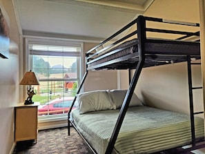 5 bedrooms, iron/ironing board, WiFi, bed sheets