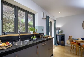 Een koelkast, een microgolfoven, een oven, een kookplaat