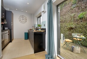 ثلاجة، ميكروويف، فرن، موقد طهي مسطح