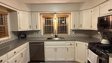 Microondas, horno, placa de cocina y lavavajillas