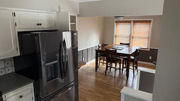 Microondas, horno, placa de cocina y lavavajillas