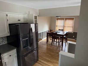 Microondas, horno, placa de cocina y lavavajillas