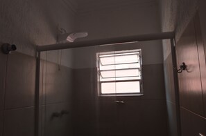 Quadruple Room | Bathroom | Shower, free toiletries, towels, toilet paper - Hotel Cuca Fresca (Cotia)