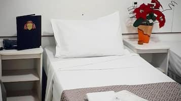 Yhden hengen huone, parveke | Työpöytä, ilmainen Wi-Fi, pääsy pyörätuolilla