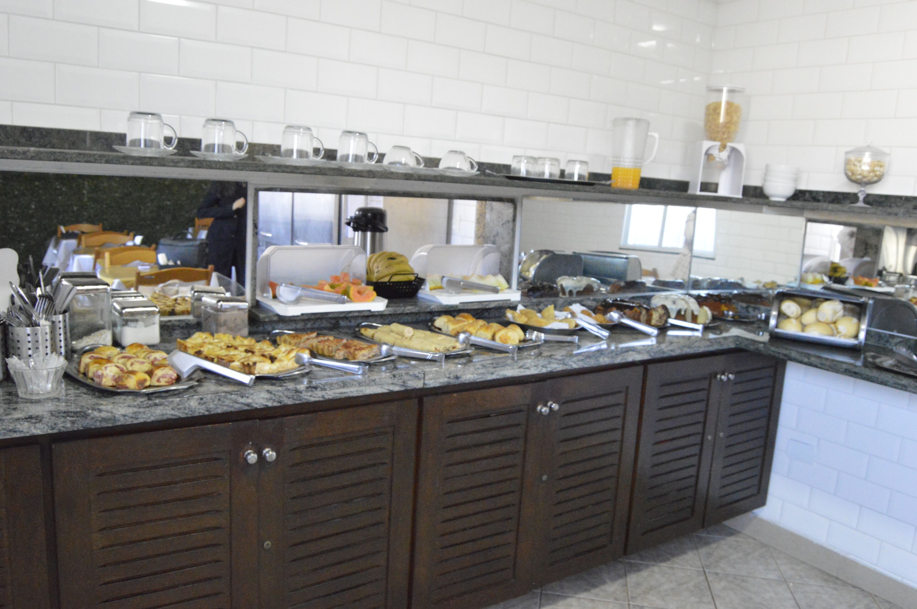 Una mesa de buffet con diversos alimentos y utensilios.