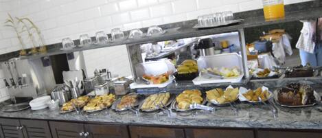 朝食 (ビュッフェ)、毎日提供 (無料)