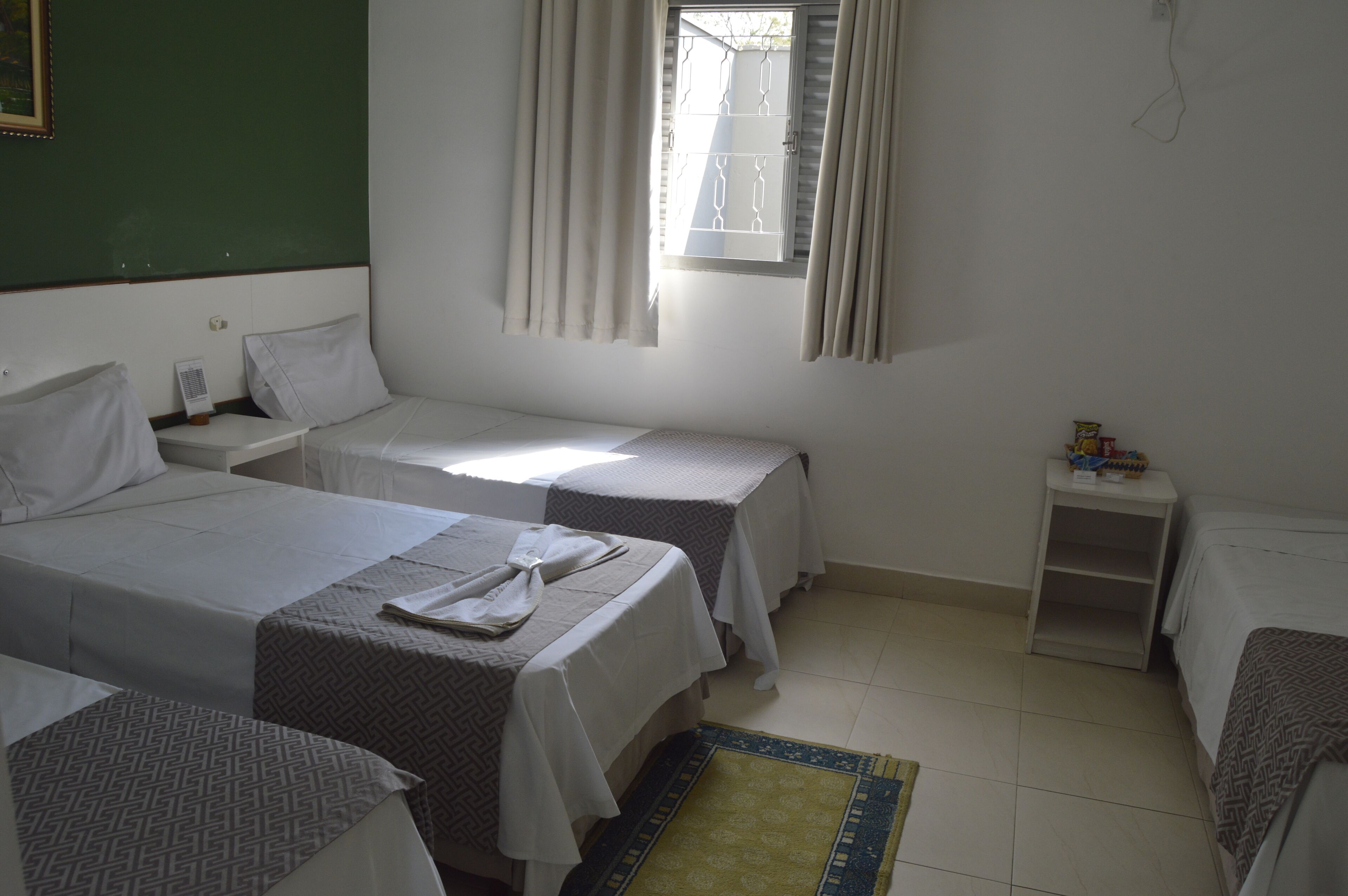 Quarto quádruplo | Escrivaninha, Wi-Fi de cortesia, acesso para cadeiras de rodas