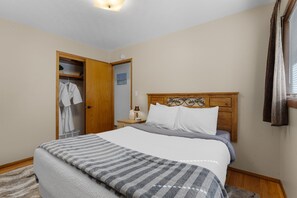 3 makuuhuonetta, työpöytä, silitysrauta/-lauta, vauvan matkasänky