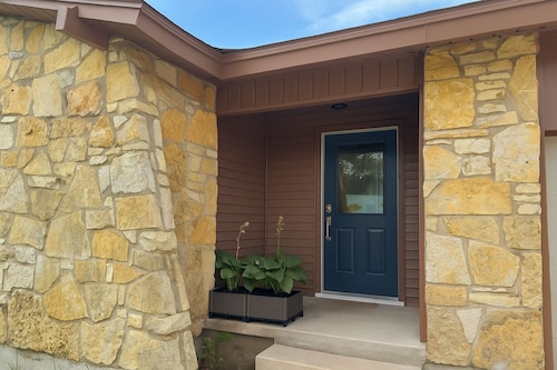  Modern Lux Clean 3BR 2BA Near Ft. Cavazos—King Bed, Massage Chair, Pet-Friendly