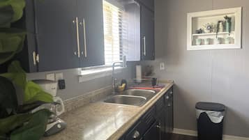 Fridge, oven, stovetop, coffee/tea maker