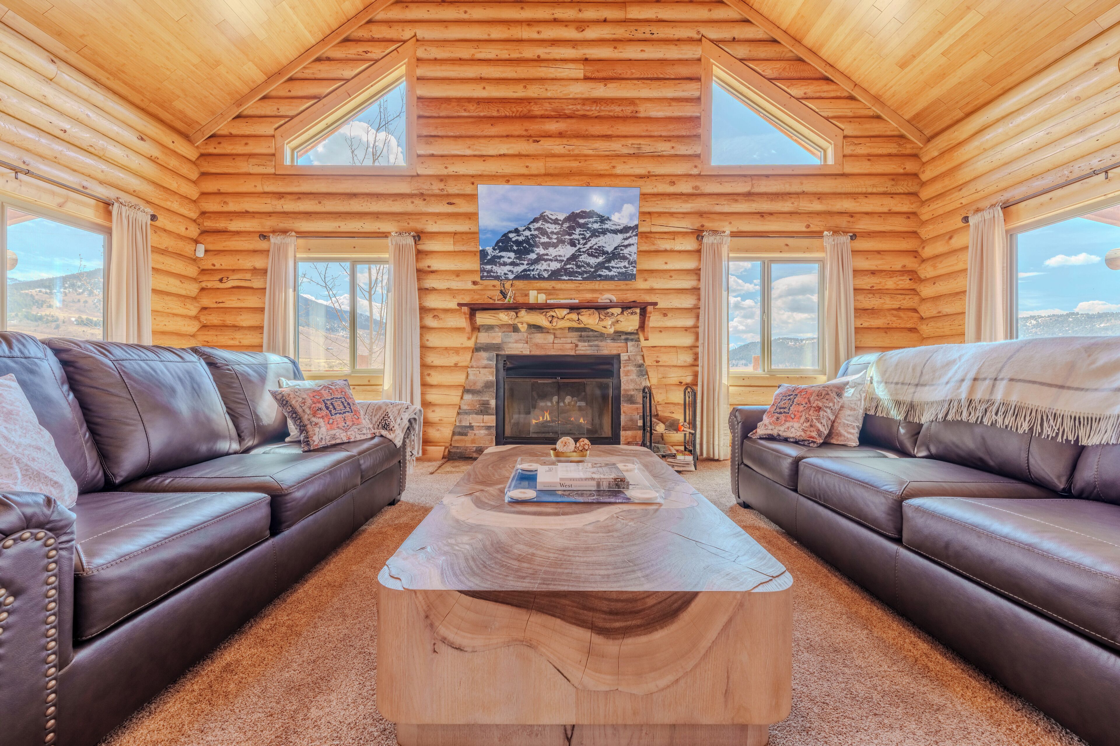 Smart TV, fireplace, ping pong