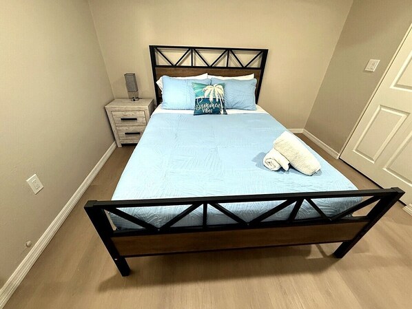 7 Schlafzimmer, Schreibtisch, Bügeleisen/Bügelbrett, Reisekinderbett