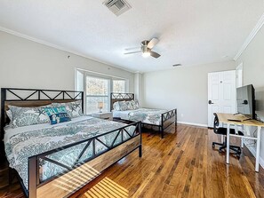 7 habitaciones, escritorio y tabla de planchar con plancha 