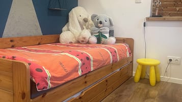 2 sovrum, skrivbord, internet och sängkläder