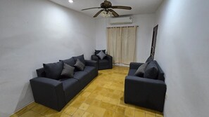 Casa familiar | Área de sala de estar | Televisión de pantalla plana de 32 pulgadas con canales digitales 