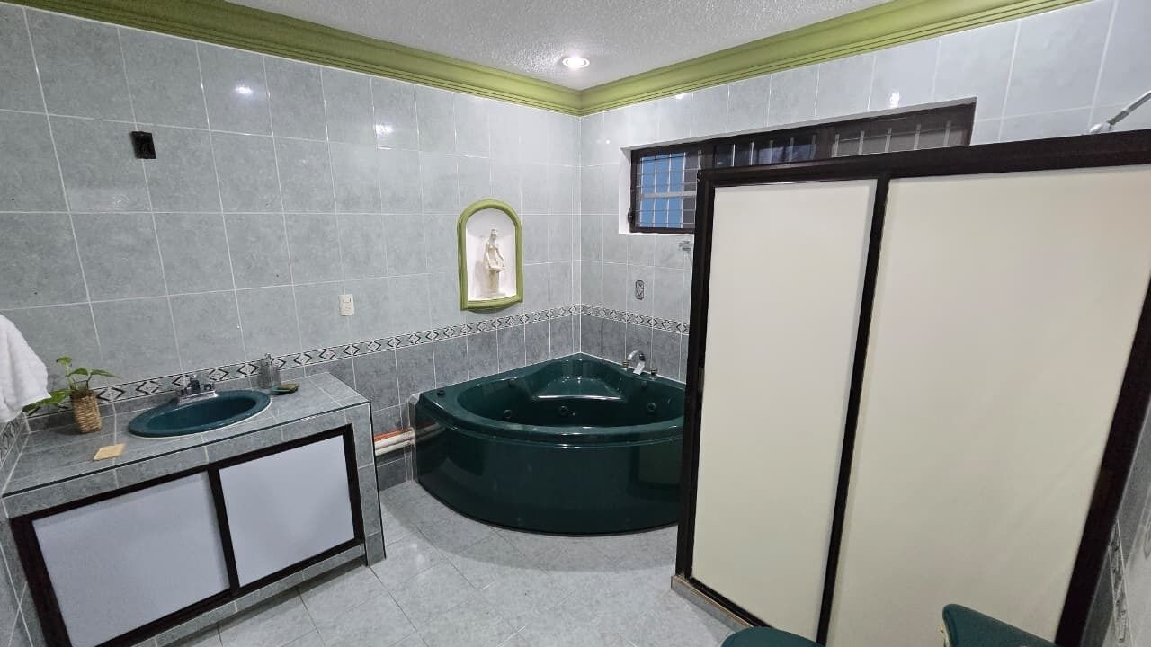 Familiehus | Badeværelse | Separat badekar og bruser, håndklæder, Toiletpapir