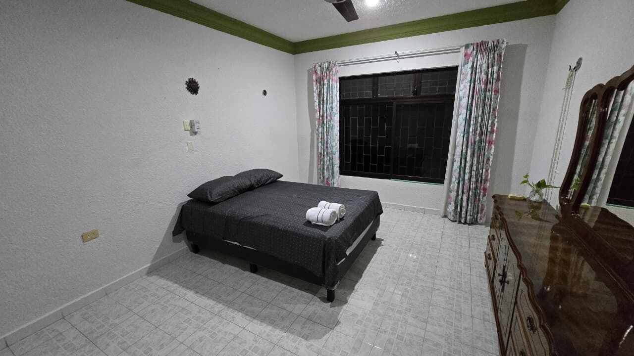 Yksilöllisesti kalustettu, kannettavalle tietokoneelle sopiva työtila