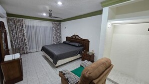 Casa familiar | Muebles diferentes, espacio para trabajar con laptop y wifi gratis 