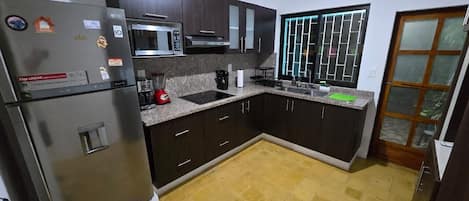 Casa familiar | Cocina privada | Refrigerador, microondas, parrilla de estufa y licuadora