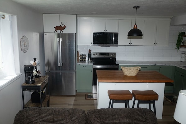 Four à micro-ondes, un four, surface de cuisson, lave-vaisselle