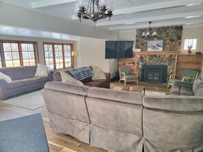 TV connectée, cheminée, lecteur de DVD, chaîne hi-fi