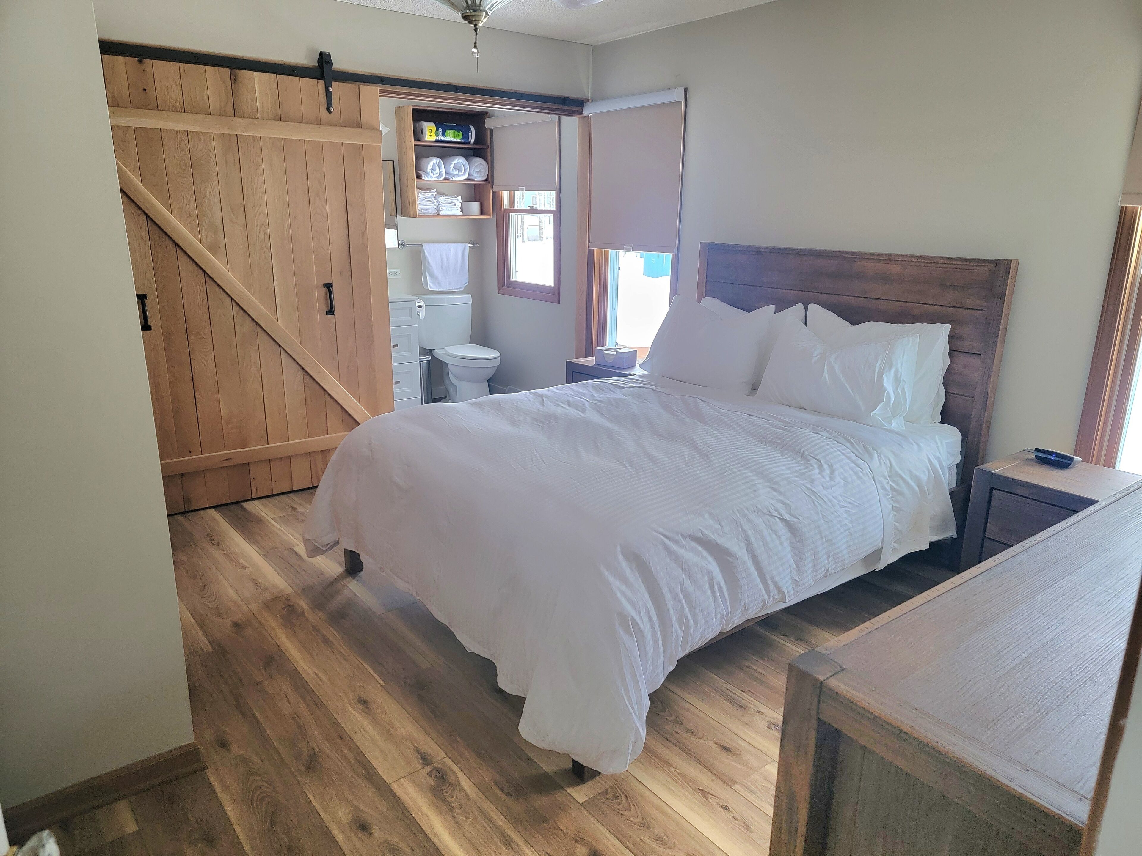 2 chambres, coffre-fort, fer et planche à repasser