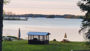 Un belvédère, une table de pique-nique et un phare situés près d’un lac.