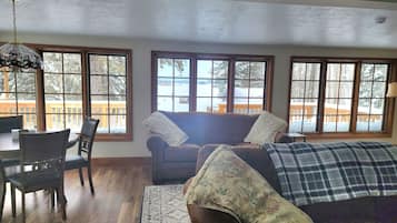 Téléviseur connecté, foyer, lecteur de DVD, chaîne audio